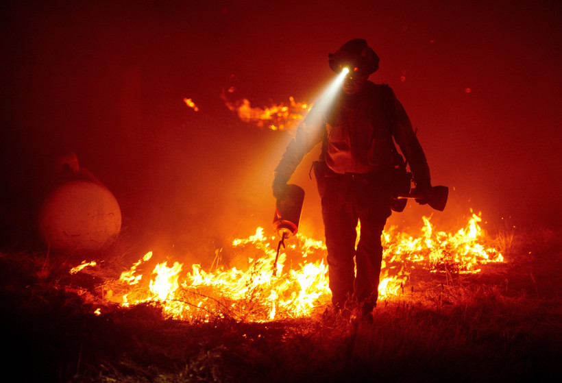 Lính cứu hỏa tham gia dập lửa cháy rừng tại hạt Butte, California, Mỹ ngày 9/9/2020. (Ảnh: AFP/TTXVN)