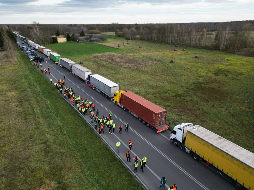 Xe tải xếp hàng dài tại cửa khẩu biên giới Ba Lan-Ukraine ở Dorohusk, Ba Lan. (Ảnh: AFP/TTXVN)