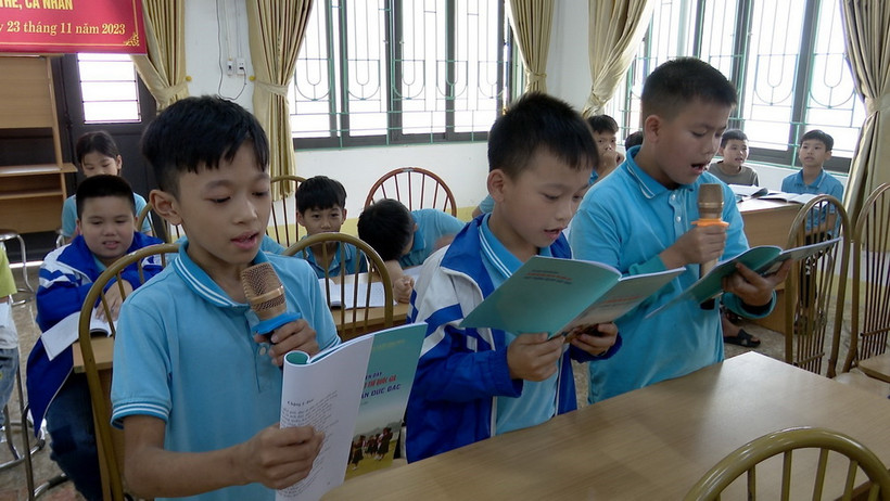 Học sinh cấp Tiểu học tại Vĩnh Phúc tập hát Trống quân Đức Bác. (Ảnh: TTXVN phát)