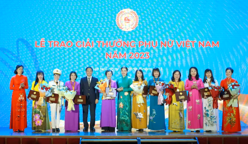 Trưởng ban Kinh tế Trung ương Trần Tuấn Anh và Chủ tịch Hội Liên hiệp Phụ nữ Việt Nam trao Giải thưởng Phụ nữ Việt Nam năm 2023. (Ảnh: Phương Hoa/TTXVN)
