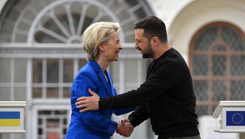 Tổng thống Ukraine Volodymyr Zelensky (phải) và Chủ tịch Ủy ban châu Âu Ursula von der Leyen tại cuộc gặp ở Kiev ngày 9/5. (Ảnh: AFP/ TTXVN)