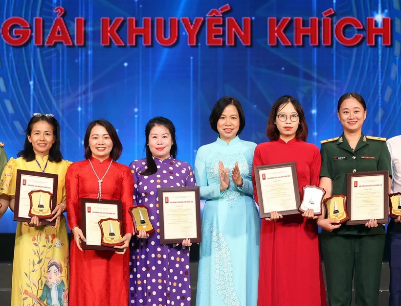 Tổng Giám đốc TTXVN Vũ Việt Trang trao giải Khuyến khích, Giải Báo chí Quốc gia, cho các tác giả, đại diện nhóm tác giả. (Ảnh: Thống Nhất/TTXVN)