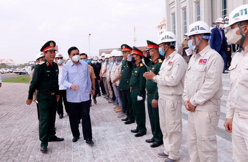 Tổng Bí thư, Thủ tướng Lào Thongloun Sisoulith thăm cán bộ chiến sĩ Binh đoàn 11 của Việt Nam. (Ảnh: Phạm Kiên/TTXVN) 