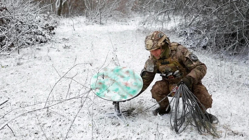 Lính Ukraine sử dụng thiết bị vệ tinh Starlink ở Kreminna ngày 6/1/2023. (Ảnh: Reuters)