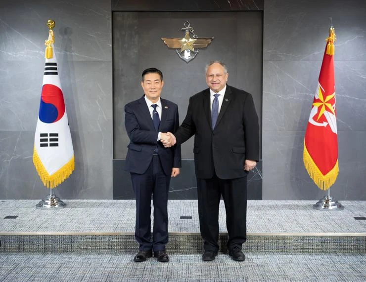 Bộ trưởng Quốc phòng Hàn Quốc Shin Won-sik (trái) và Bộ trưởng Hải quân Mỹ Carlos Del Toro. (Nguồn: Yonhap)