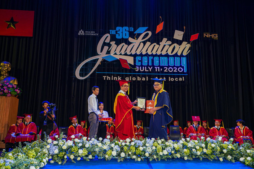 Viện sỹ, Phó Giáo sư-Tiến sỹ Nguyễn Ngọc Điện - Hiệu trưởng trường Đại học Hoa Sen đọc diễn văn và trao bằng cho Tân khoa Lương Hoàng Phú, Thủ khoa ngành Quản trị dịch vụ du lịch và lữ hành.