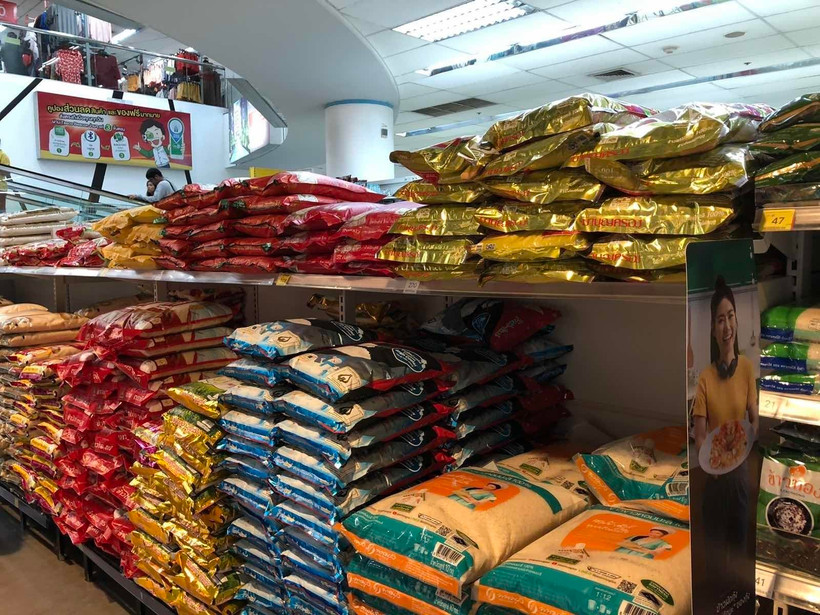 Gạo được bày bán với mẫu mã đa dạng trong các siêu thị tại thủ đô Bangkok. (Ảnh: Ngọc Quang/TTXVN)