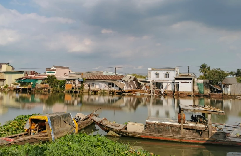 Những căn nhà bị sạt lở trên sông Trà Nóc ngày 3/4 nhìn từ phía phường Trà Nóc. (Ảnh: Thanh Liêm/TTXVN)