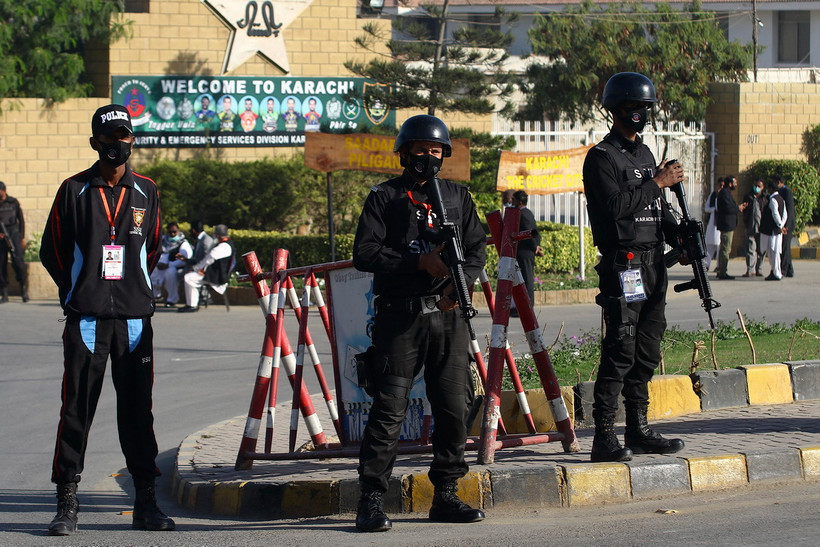 Cảnh sát gác tại Karachi, Pakistan. (Ảnh: AFP/ TTXVN)