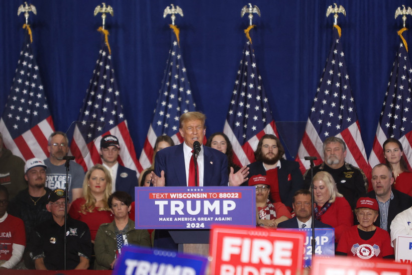 Cựu Tổng thống Mỹ Donald Trump phát biểu trong chiến dịch vận động tranh cử ở Green Bay, Wisconsin, ngày 2/4. (Ảnh: AFP/TTXVN)