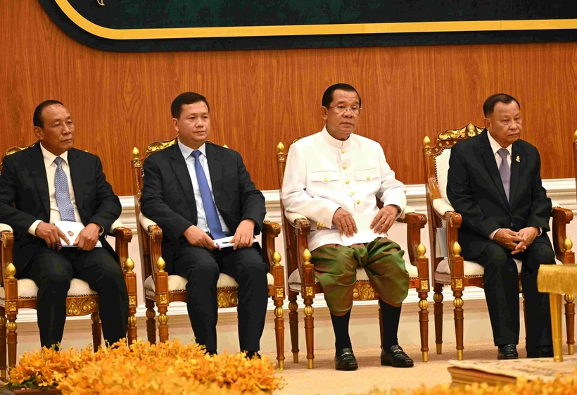 Thượng nghị sỹ Hun Sen (thứ 2 từ phải sang trái), Chủ tịch Hội đồng cố vấn tối cao của Quốc vương Campuchia, Chủ tịch Đảng Nhân dân Campuchia (CPP) tại phiên khai mạc kỳ họp đầu tiên Thượng viện Campuchia khóa V. (Ảnh: AKP/TTXVN phát)