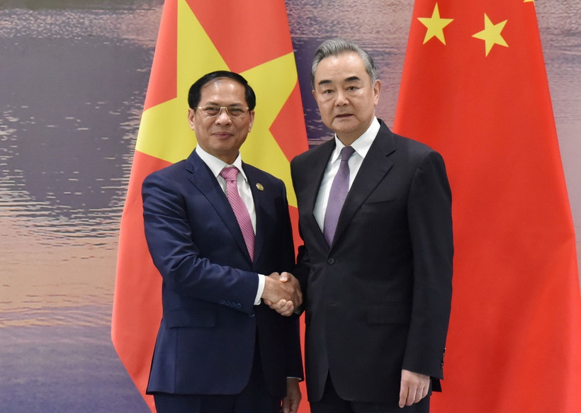 Bộ trưởng Ngoại giao Trung Quốc Vương Nghị đón tiếp Bộ Trưởng Ngoại giao Bùi Thanh Sơn tại Quảng Tây. (Ảnh: Phóng viên TTXVN tại Trung Quốc)