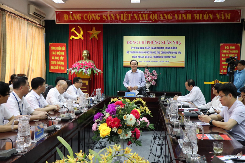 Bộ trưởng Bộ Giáo dục và Đào tạo Phùng Xuân Nhạ phát biểu tại buổi làm việc với Trường Đại học Tây Bắc. (Ảnh: Hữu Quyết/TTXVN)