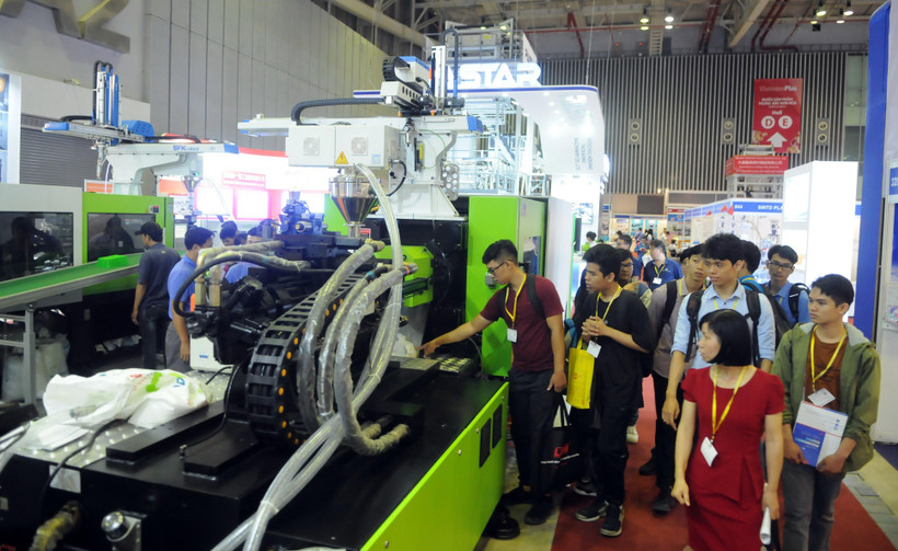 Doanh nghiệp giới thiệu công nghệ sản xuất nhựa tới khách tham quan VietnamPlas 2019. (Ảnh: Xuân Anh/TTXVN)