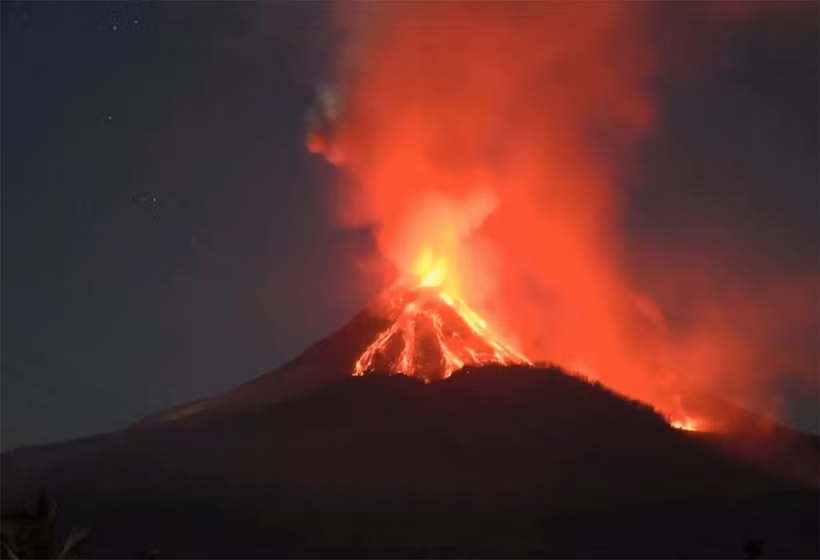 Núi lửa ở tỉnh Đông Nusa Tenggara, Indonesia phun trào ngày 11/11/2024. (Ảnh: THX/TTXVN)