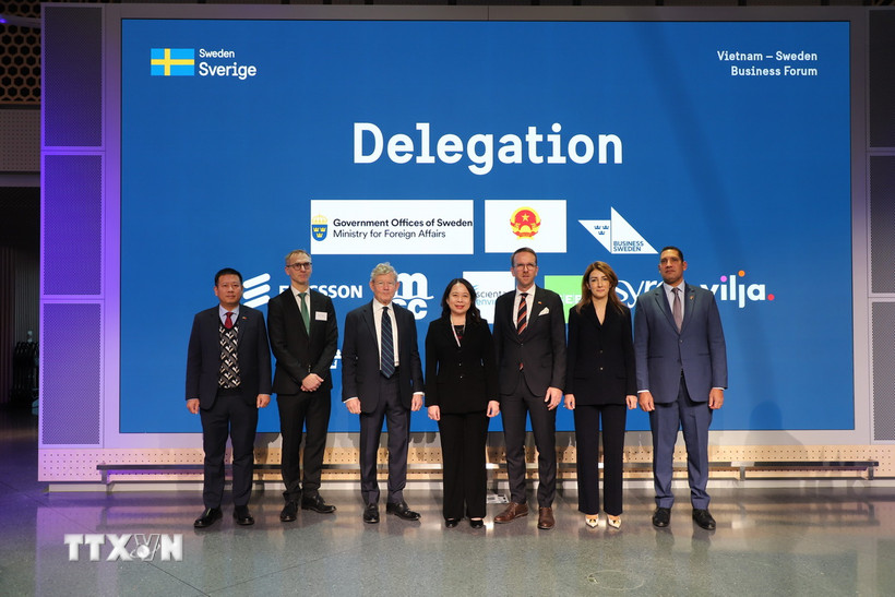 Phó Chủ tịch nước Võ Thị Ánh Xuân (giữa), Đại sứ Việt Nam tại Thuỵ Điển Trần Văn Tuấn (ngoài cùng, bên trái) chụp ảnh chung cùng Bộ trưởng cơ sở hạ tầng và nhà ở Thụy Điển Andeas Carlson và Phó Chủ tịch tập đoàn Erricson Jacob Wallenberg (thứ ba từ bên phải) tại trụ sở tập đoàn. (Ảnh: Phương Hoa/TTXVN)