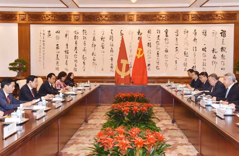 Ông Phan Đình Trạc hội kiến ông Lý Hy, Ủy viên Thường vụ Bộ Chính trị, Bí thư Ủy ban Kiểm tra Kỷ luật Trung ương Đảng Cộng sản Trung Quốc. (Ảnh: Công Tuyên/TTXVN)