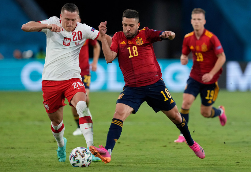 Pha tranh bóng quyết liệt của cầu thủ hai đội trong trận đấu. (Ảnh: AFP/TTXVN)