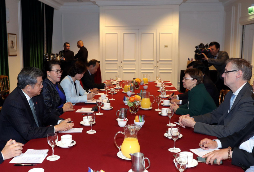 Chủ tịch Quốc hội Nguyễn Thị Kim Ngân tiếp lãnh đạo Tập đoàn Safran của Pháp. (Ảnh: Trọng Đức/TTXVN)