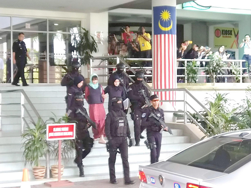 Cảnh sát dẫn giải Đoàn Thị Hương ra xe ôtô sau phiên tòa. (Ảnh: Hà Ngọc/TTXVN)