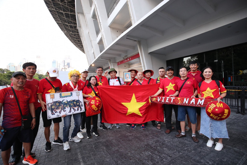 Cổ động viên Việt Nam bên ngoài sân vận động Bung Karno. (Ảnh: VFF)
