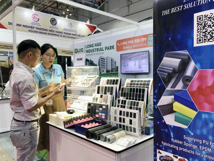 Gian hàng của doanh nghiệp Việt nhận được sự quan tâm ở VIETNAM EXPO 2023 tại Thành phố Hồ Chí Minh. (Ảnh: Mỹ Phương/TTXVN)