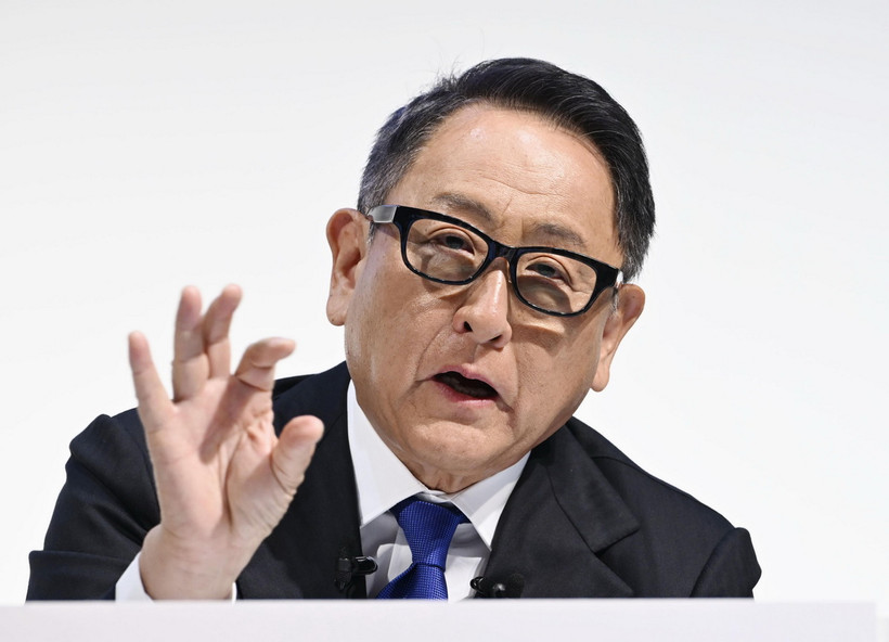 Chủ tịch Tập đoàn Toyota Motor Corp Akio Toyoda trong cuộc họp báo xin lỗi người tiêu dùng và các bên liên quan trong vụ gian lận giấy chứng nhận đối với 7 mẫu xe của hãng, tại Tokyo ngày 3/6. (Ảnh: Kyodo/TTXVN)