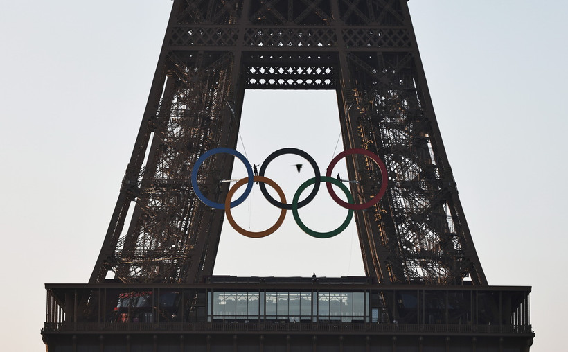 Biểu tượng Olympic được dựng trên tháp Eiffel ở thủ đô Paris, Pháp. (Ảnh: THX/TTXVN)