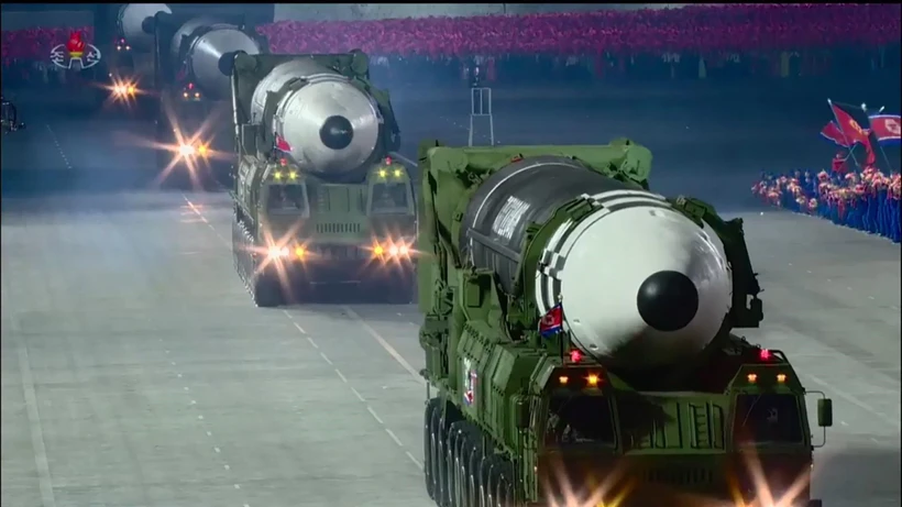 Bệ phóng tên lửa kiêm xe chở (TEL) của mẫu ICBM mới có đến 11 trục, 22 bánh xe. (Ảnh: AFP/TTXVN)