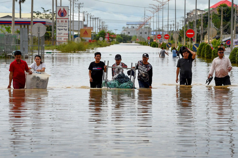 Cảnh ngập lụt tại ngoại ô Phnom Penh, Campuchia,. (Ảnh: AFP/TTXVN)