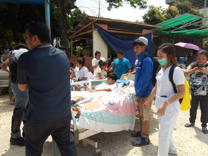 Chuyển nạn nhân bị thương sau trận động đất ở thị trấn Makilala trên đảo Midanao, miền Nam Philippines ngày 29/10/2019. (Ảnh: AFP/TTXVN)