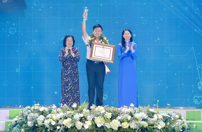 Tuyên dương công dân trẻ tiêu biểu Đặng Lê Minh Khang, sinh viên Đại học Y Dược TP. Hồ Chí Minh. (Ảnh: Hồng Giang/TTXVN)
