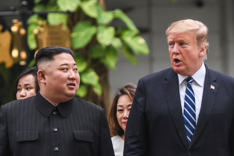 Tổng thống Mỹ Donald Trump (phải) và Chủ tịch Triều Tiên Kim Jong-un tới phòng họp để bắt đầu cuộc gặp mở rộng với quan chức hai nước tại Hà Nội ngày 28/2/2019. (Ảnh: AFP/ TTXVN)