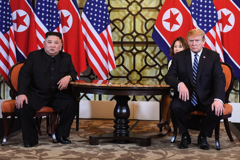 Tổng thống Mỹ Donald Trump (phải) và Chủ tịch Triều Tiên Kim Jong-un trong cuộc gặp tại ngày làm việc thứ hai của Hội nghị thượng đỉnh Mỹ-Triều lần hai ở Hà Nội, ngày 28/2/2019. (Ảnh: AFP/TTXVN) 
