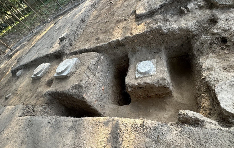 Chân tảng kê cột bằng đá phát lộ sau khi khai quật. (Ảnh: TTXVN phát)