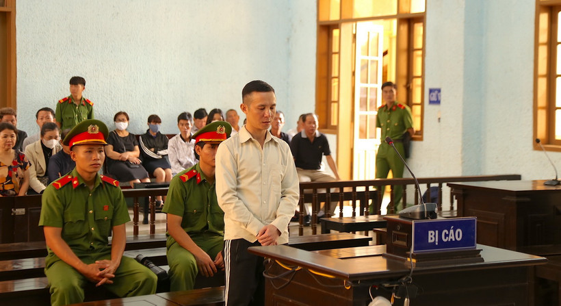 Bị cáo Đinh Tiến Bình bị tuyên phạt 10 năm tù giam về tội “Vi phạm quy định về tham gia giao thông đường bộ”. (Ảnh: Quang Thái/TTXVN)