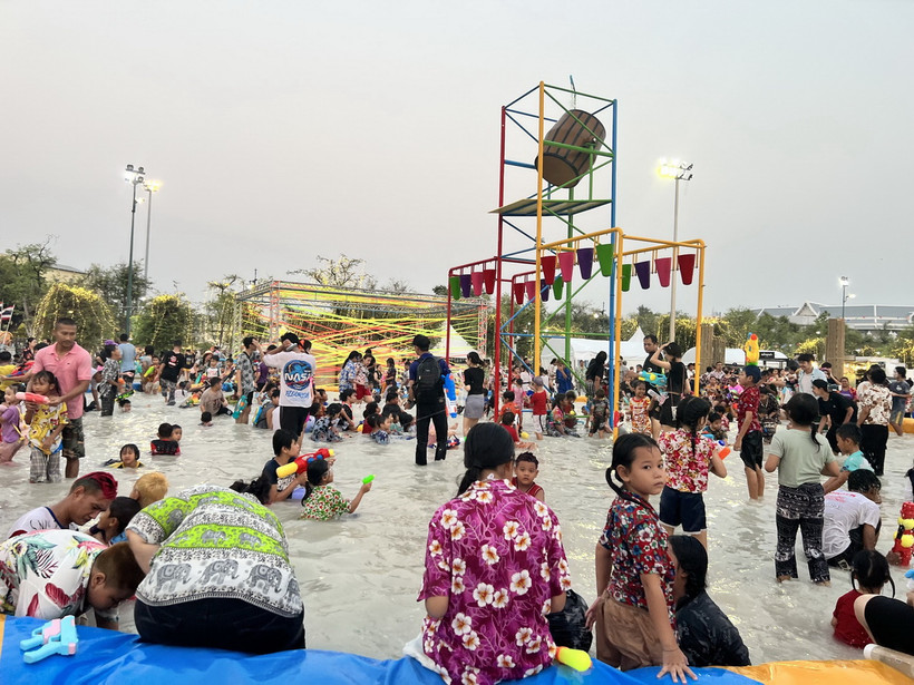 Người dân Thái Lan tại “Đại lễ hội nước thế giới Songkran 2024”. (Ảnh: Đỗ Sinh/TTXVN)