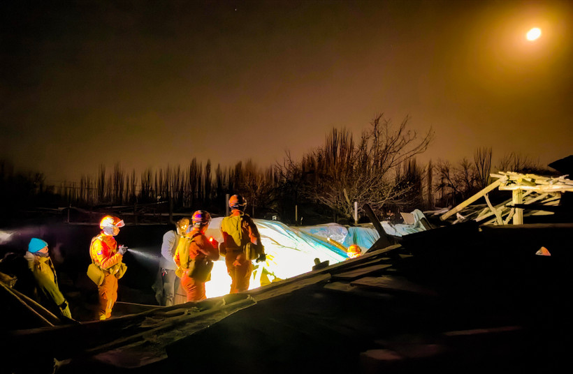 Lực lượng cứu hộ tìm kiếm nạn nhân tại hiện trường trận động đất ở tỉnh Aksu, Khu Tự trị Tân Cương, Trung Quốc ngày 23/1. (Ảnh: THX/TTXVN)