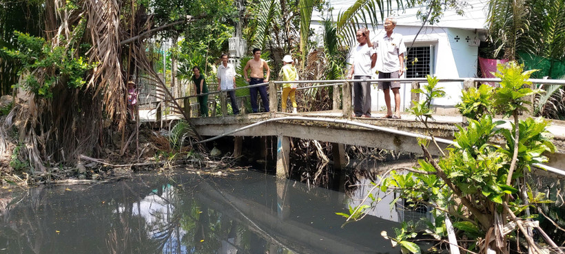 Người dân ấp 1 bức xúc vì nước kênh Xáng bị ô nhiễm đã lâu nhưng không được giải quyết. (Ảnh: Trần Thị Thu Hiền/TTXVN)