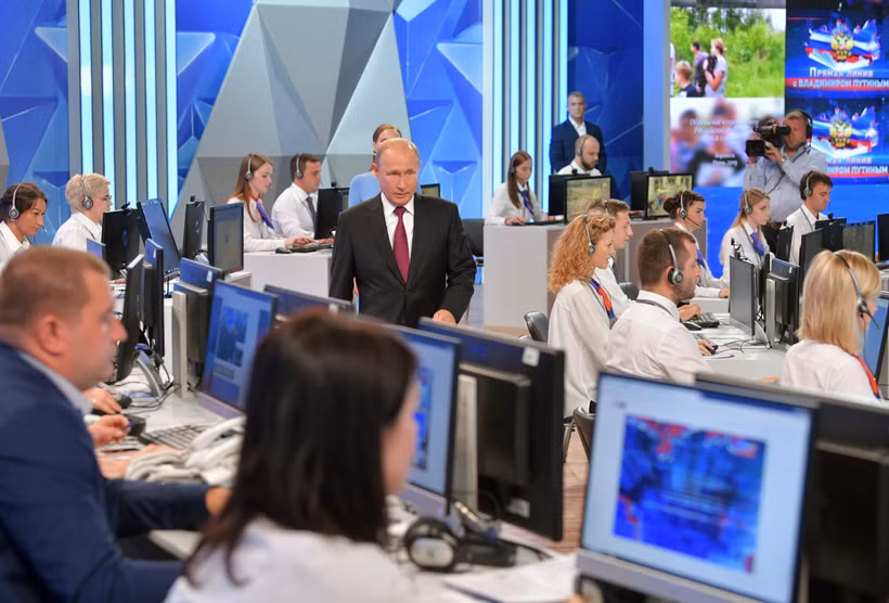 Tổng thống Nga Vladimir Putin (giữa) trước khi bắt đầu cuộc giao lưu trực tuyến với toàn thể người dân, tại Moskva ngày 20/6/2019. (Ảnh: AFP/TTXVN)