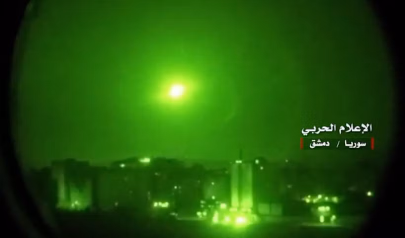 Hình ảnh do Đài truyền hình Syria đăng phát cho thấy hệ thống phòng không nước này đánh chặn tên lửa của Israel trên không phận Syria. (Ảnh: AFP/TTXVN)