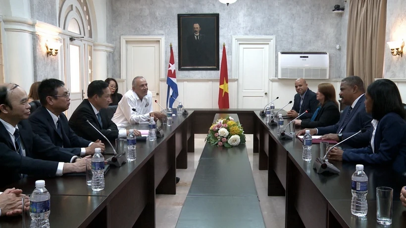 Phó Chánh án Nguyễn Văn Tiến và đoàn đại biểu Tòa án Nhân dân Tối cao Việt Nam tại buổi làm việc với Chánh án Tòa án Nhân dân Tối cao Cuba Rubén Remigio Ferro. (Ảnh: Mai Phương/TTXVN)