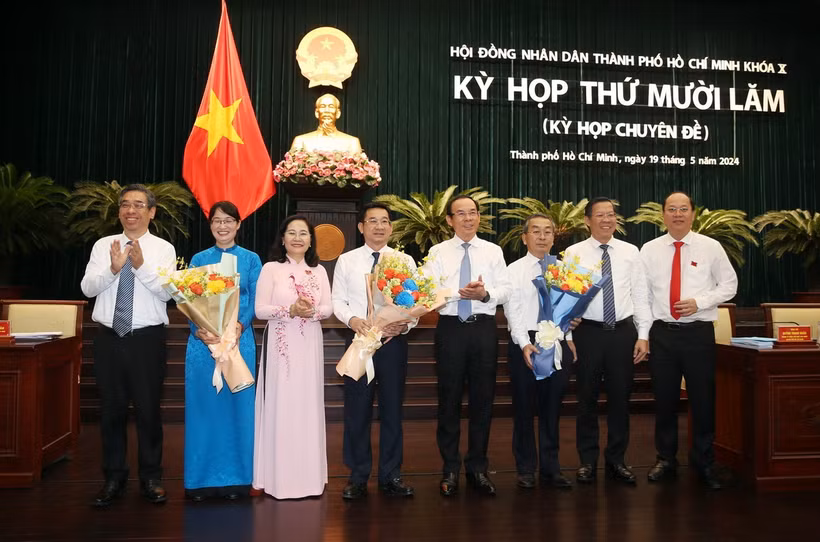 Bí thư Thành ủy Thành phố Hồ Chí Minh Nguyễn Văn Nên cùng các lãnh đạo Thành phố chúc mừng ông Dương Ngọc Hải (thứ 4 từ trái sang), bà Trần Thị Diệu Thúy (thứ 2 từ trái sang); ông Võ Ngọc Quốc Thuận (thứ 3 từ phải sang). (Ảnh: Xuân Khu/TTXVN)