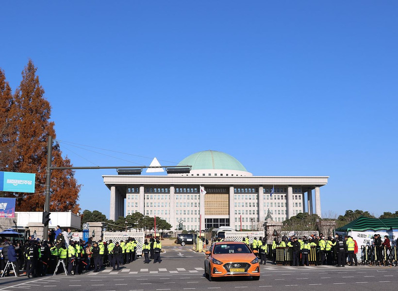 Quang cảnh trụ sở Quốc hội Hàn Quốc sáng 4/12/2024 sau khi tình trạng thiết quân luật được dỡ bỏ. (Ảnh: Khánh Vân/TTXVN)