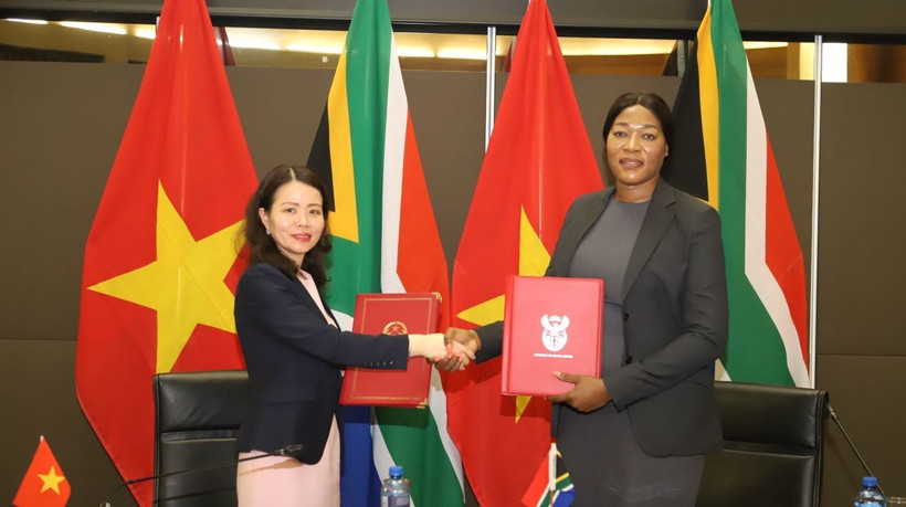 Ký biên bản Kỳ họp lần thứ 6 Diễn đàn Đối tác liên Chính phủ Việt Nam-Nam Phi. (Ảnh: Hồng Minh/TTXVN)