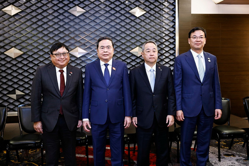 Chủ tịch Quốc hội Trần Thanh Mẫn làm việc với hai Đồng Chủ tịch Ủy ban Kinh tế Nhật-Việt Keidanren. (Ảnh: Doãn Tấn/TTXVN)