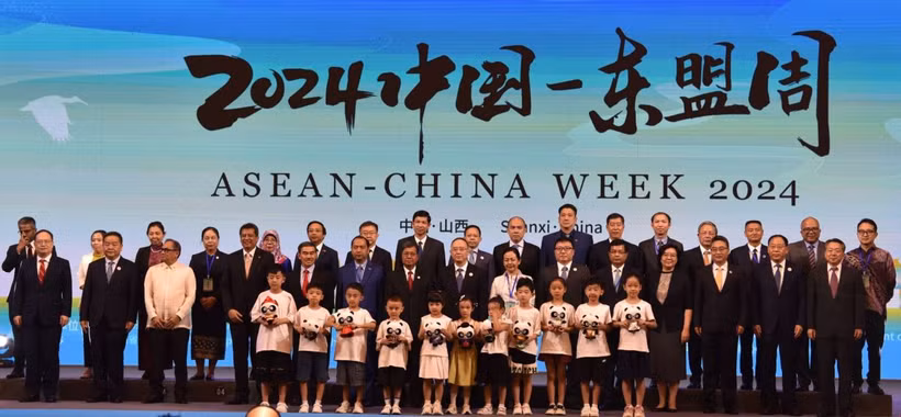 Các đại biểu khởi động Tuần lễ ASEAN-Trung Quốc năm 2024. (Ảnh: Thành Dương/TTXVN)