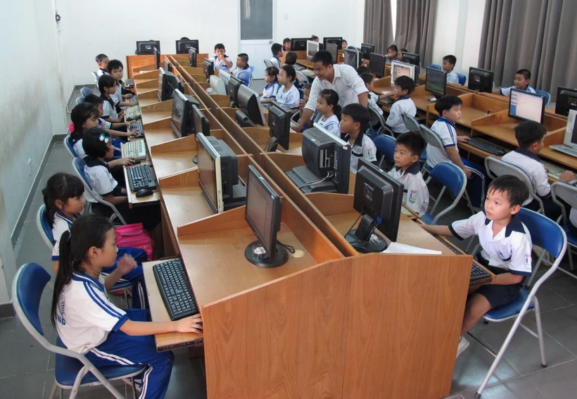 Giờ Tin học của học sinh tiểu học Trường Tiểu học Tân Thông, Củ Chi, thành phố Hồ Chí Minh. (Ảnh: Phương Vy/TTXVN)