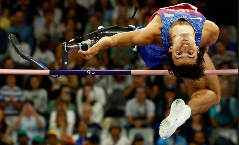 Vận động viên điền kinh người Mỹ Ezra Frech giành huy chương Vàng Paralympic 2024 môn nhảy cao hạng thương tật T63 ở Saint-Denis, Pháp. (Ảnh: Reuters/TTXVN)