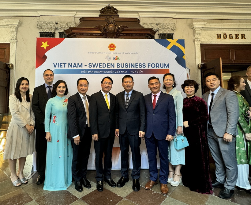 Đại sứ Trần Văn Tuấn chụp ảnh lưu niệm với đoàn công tác thành phố Hải Phòng tại Diễn đàn Doanh nghiệp Việt Nam-Thụy Điển 2024 ngày 6/9 tại Stockholm. (Ảnh: Thu Hằng/TTXVN)